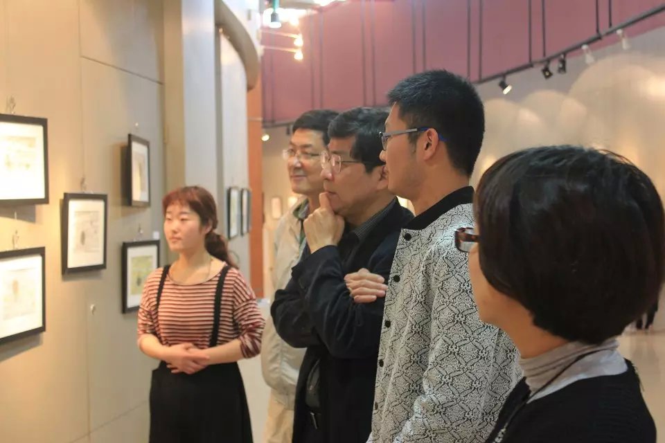 (左一)的陪同下观看展览图为展览开幕式现场图为旅日画家沈露露先生